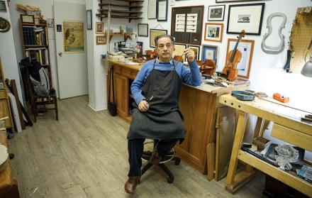 Francisco González en su taller de arquetería