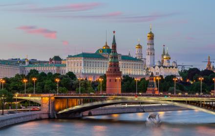 rio-moskva-con-larga-exposicion-cerca-del-kremlin-en-la-noche-en-moscu-rusia