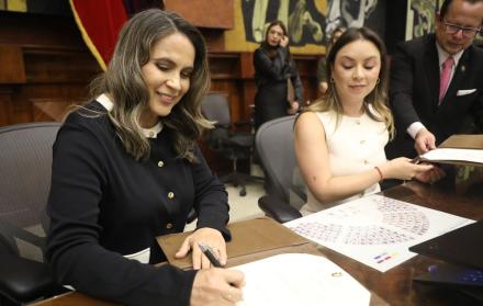 La vicepresidenta de la Asamblea, Mishell Mancheno (d), también se hizo eco de los cuestionamientos contra Alexandra Villacís (i), suplente de Godoy.