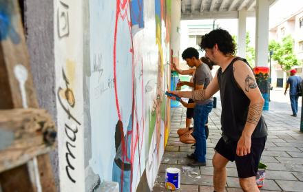 Artista chileno Sofrenia pintando mural en Guayaquil