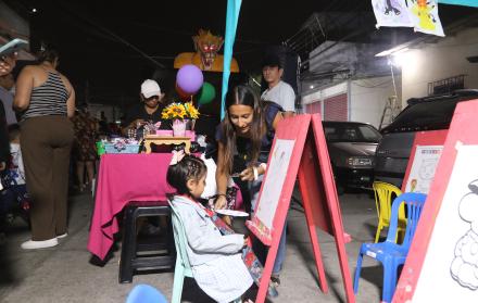 comercio por monigotes gigantes en Guayaquil