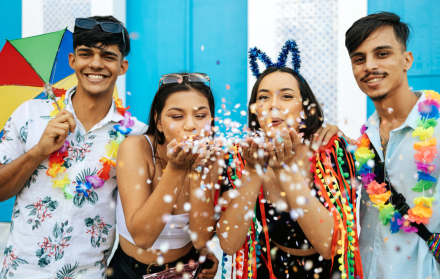 Actividades y desfiles de Carnaval 2026 atraen a turistas nacionales e internacionales.