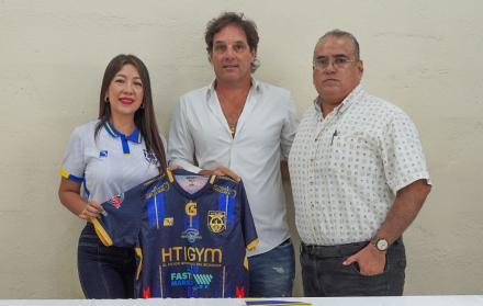 María Eliza Palma y Raúl Murillo de Astillero FC junto al entrenador Fabián Frías.