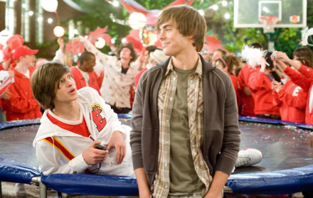 Matt Prokop (izquierda) junto a Zac Efron en una escena de High School Musical 3.