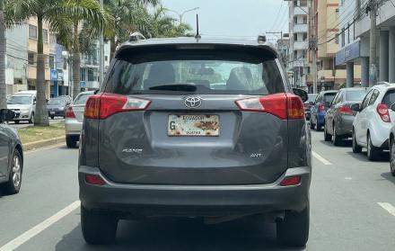 Carro con placa dañada.