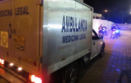 Los restos fueron trasladados por personal de la Policía para investigar si las piezas óseas pertenecen o no a seres humanos.