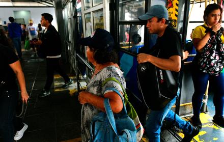 pasajeros en bus de Metrovía