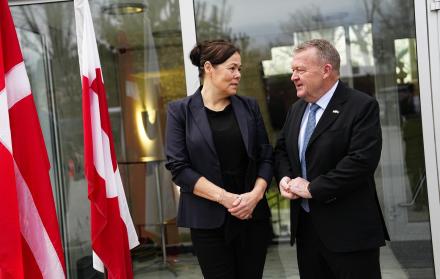 Lars Loekke Rasmussen (der.), y Vivian Motzfeldt