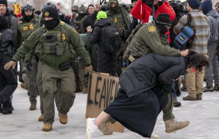 Policía detiene a una persona durante las protestas en Mineápolis