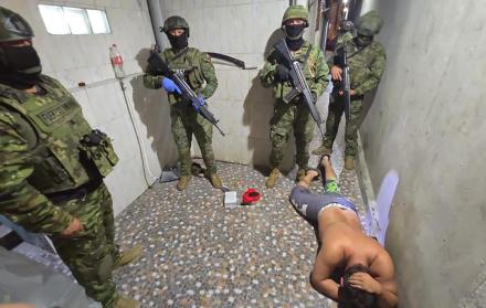 En una operación militar realizada en el sector 4 de Mayo del cantón Babahoyo, personal de la Brigada de Caballería Blindada detuvo a alias Adonis.