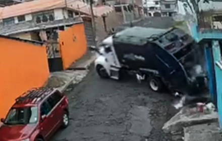 accidente del camion de basura en quito