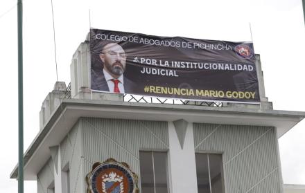 El Colegio de Abogados de Pichincha colocó en su sede, en Quito, una pancarta en la que 