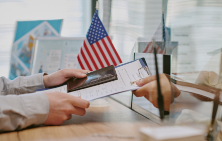 Oficiales consulares de EE.UU. revisan solicitudes de visa bajo nuevas directrices.