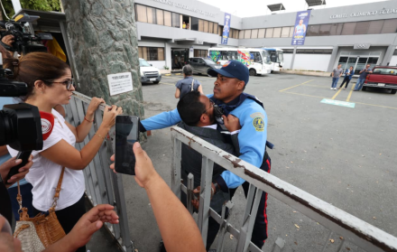El abogado Otto Cuello, síndico de Fedeguayas, al ingresar a la sede del COE en Guayaquil.