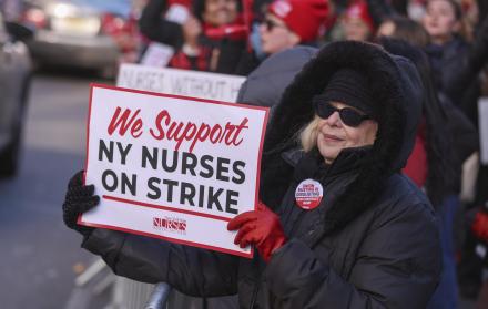 Manifestantes protestan frente al Hospital Mount Sinai en Nueva York (EE.UU.).