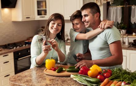 Familia comiendo sano