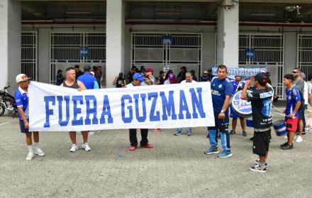 Hinchas de Emelec protestaron en los exteriores del estadio George Capwell para exigir la renuncia de Jorge Guzmán.