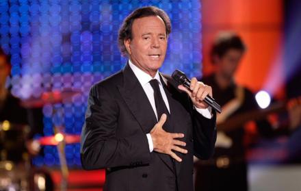 Julio Iglesias tiene 82 años.