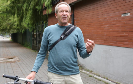 Claude Roulet, ciudadano suizo que vive alrededor de 40 años en Quito, Ecuador, documenta denuncias de tránsito.