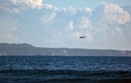 Avión en océano pacífico