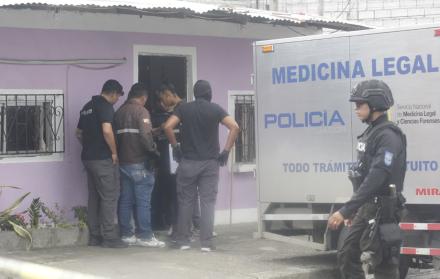 Agentes policiales acordonaron la escena del cuádruple asesinato en el Guasmo.