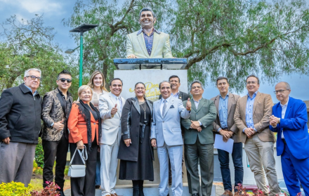 La plazoleta Don Medardo y sus Players fue inaugurada como homenaje al músico lojano Ángel Medardo Luzuriaga.