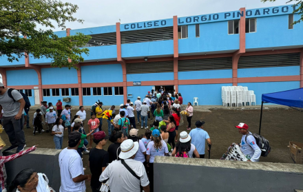 Simpatizantes de la Revolución Ciudadana se congregan en el Coliseo Lorgio Pinargote de Manta durante la convención nacional del movimiento político.