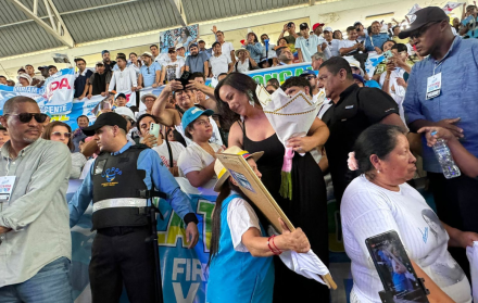Gabriela Rivadeneira lidera la convención de la Revolución Ciudadana en Manta