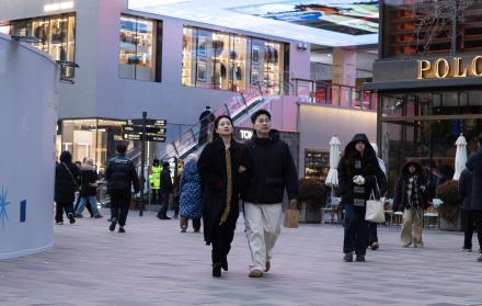Gente camina en un centro comercial en Beijing,