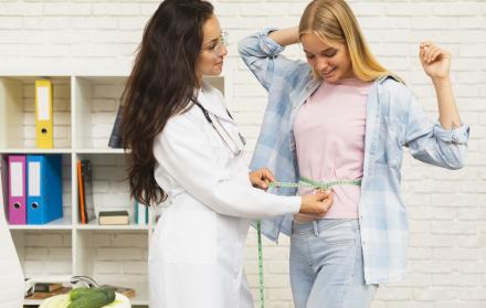 medium-shot-nutritionist-measuring-her-patient