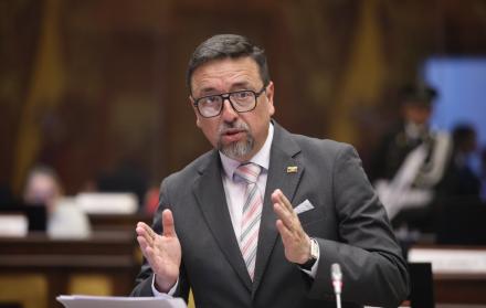 El asambleísta de ADN, Xavier Ordóñez, presentó en el Pleno la moción para el proceso de fiscalización.