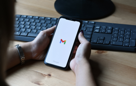 Gmail incorpora inteligencia artificial para resumir correos y priorizar tareas en la bandeja de entrada.