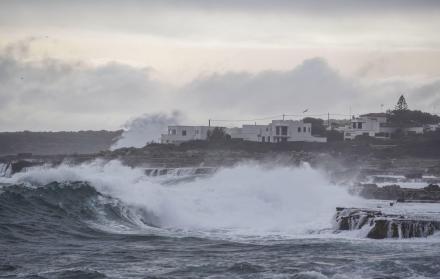 Oleaje en la costa cerca de la localidad menorquina de S'Algar, España