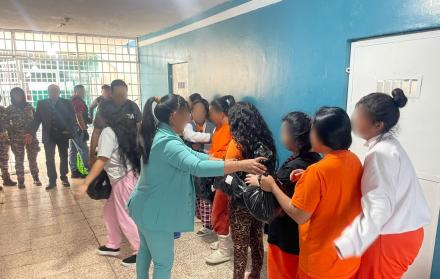 La resolución establece parámetros específicos para asegurar el acceso a insumos esenciales en los centros de rehabilitación social femeninos.