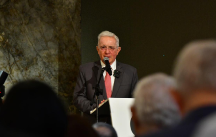 Álvaro Uribe dicta un seminario sobre liderazgo en la UEES, en Samborondón, Guayas.