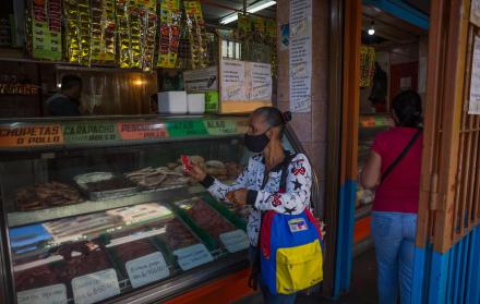 Una mujer entra a una carnicería en Caracas