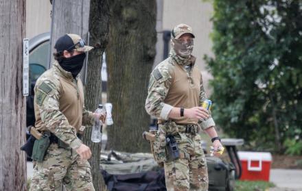 Agentes enmascarados del Servicio de Inmigración y Control de Aduanas (ICE)