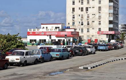 Vehículos haciendo fila para abastecerse de combustible en La Habana (Cuba).