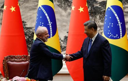 Fotografía del presidente de china, Xi Jinping (d), junto a su homólogo brasileño, Luiz Inacio Lula da Silva (i).