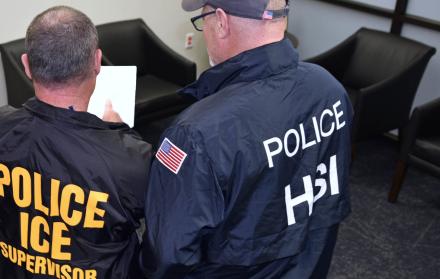 Agentes del ICE han intensificado los operativos contra migrantes indocumentados en Estados Unidos.