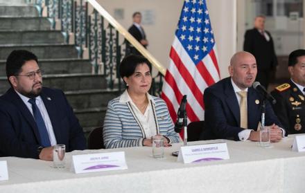 La canciller, Gabriela Sommerfeld, dio detalles de la reunión con Joseph Humire, subsecretario de Defensa de Estados Unidos (i).