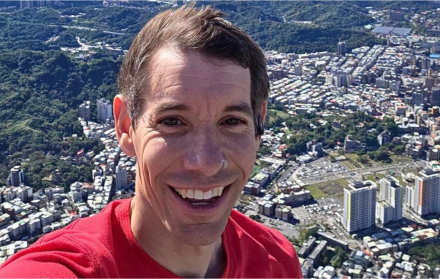 Alex Honnold escala el Taipei 101 únicamente con sus manos.