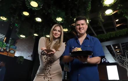Gabriela Aspiazu y Víctor Molina dueños de Zaru cafetería