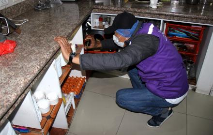 inspector de Arcsa en restaurante