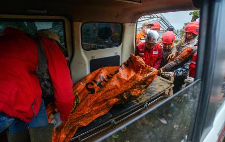 rescatistas en Indonesia