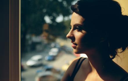 bride-morning-sitting-windowsill