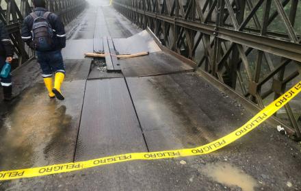 Las láminas de acero del puente sobre el río Marker se dañaron, por lo que el paso vehicular fue suspendido en ese ducto de la vía Quito - Lago Agrio.