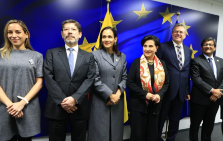 Andrea González, Xavier Aliaga, Inés Manzano, Gabriela Sommerfeld, en una reunión con Maroš Šefčovič, comisario de Comercio y Seguridad de la Unión Europea.
