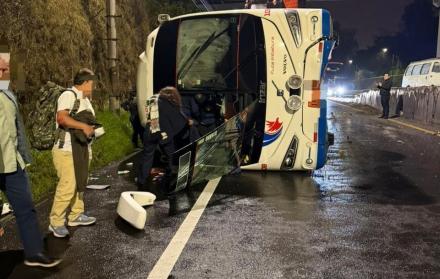 Un volcamiento de un bus interprovincial y otro accidente de tránsito se registraron en la av. Simón Bolívar, este 27 de enero de 2026.