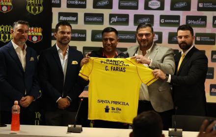 César Farías presentado por la directiva de Barcelona SC.